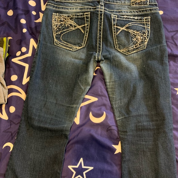 SILVER WOMANS SIZE 29 Tuesday bootcut jeans. Minor wear on bottoms as per pic. - Picture 2 of 5